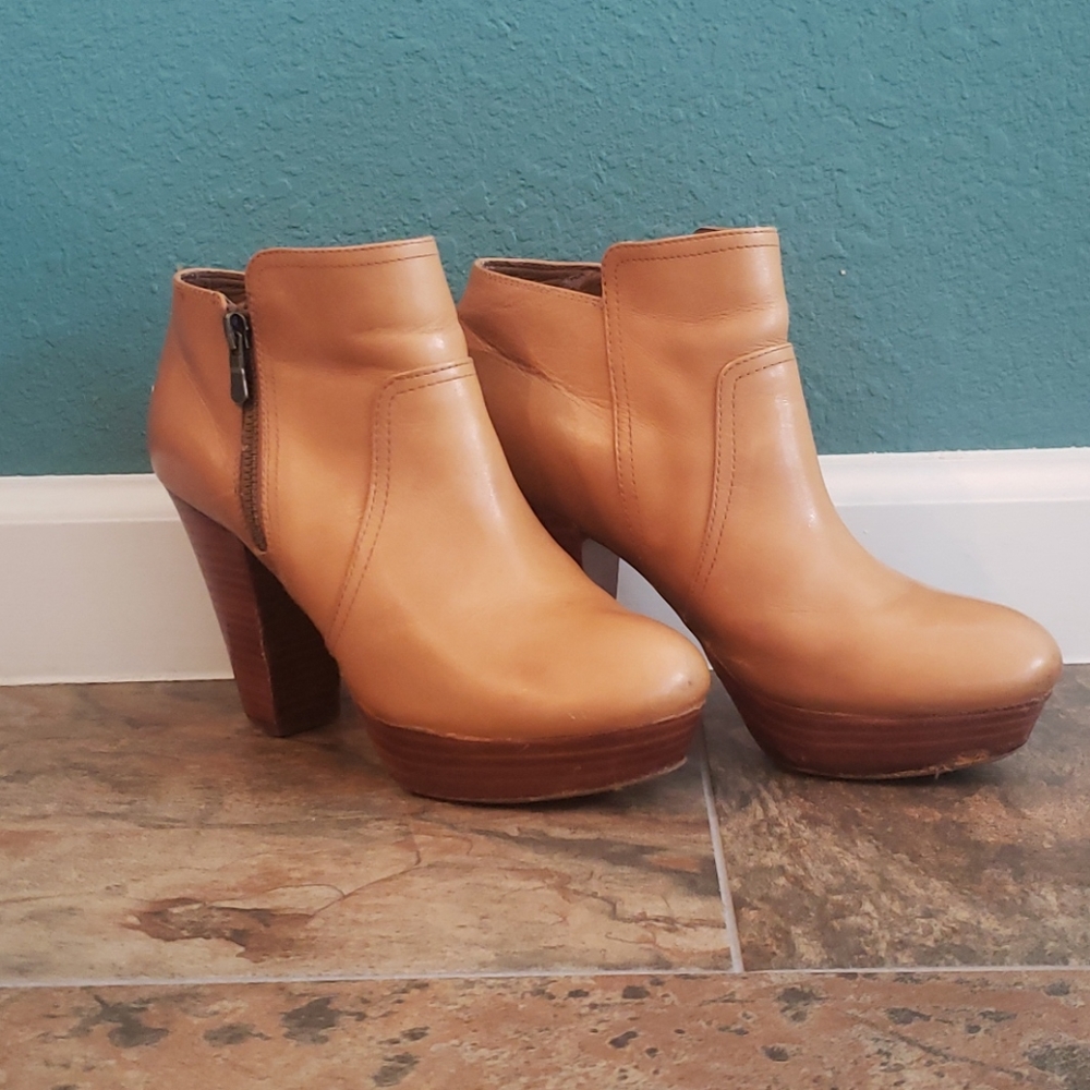 Beige Clogs (Gianni Bini)